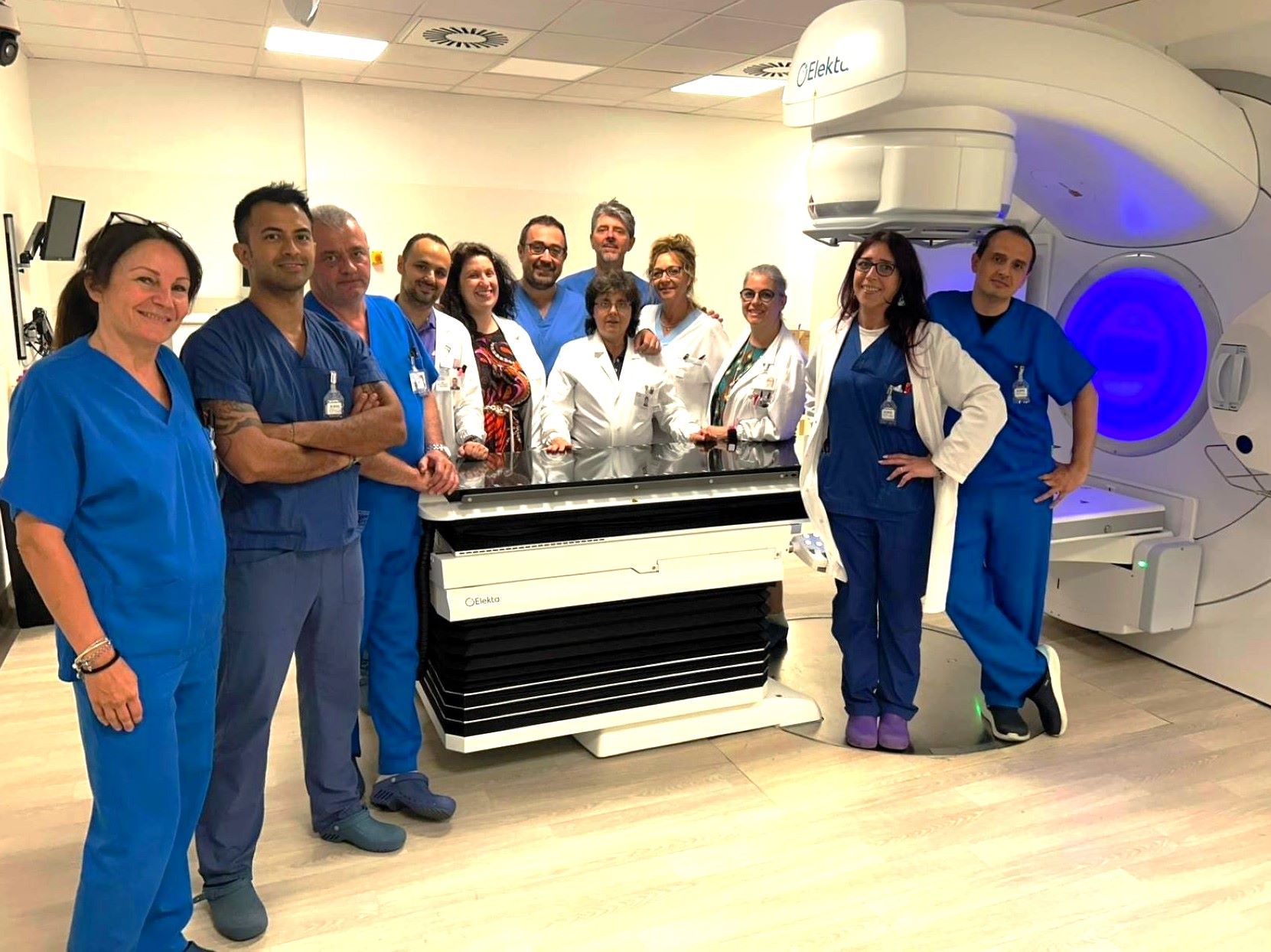 Foto del team di Radioterapia con il nuovo Acceleratore
